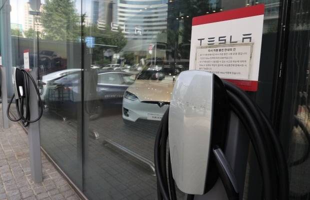 미국 전기차 기업 테슬라가 3분기 87억7000만 달러의 매출을 기록했다. 사진은 서울 강남구 테슬라 스토어 모습. 사진=연합뉴스