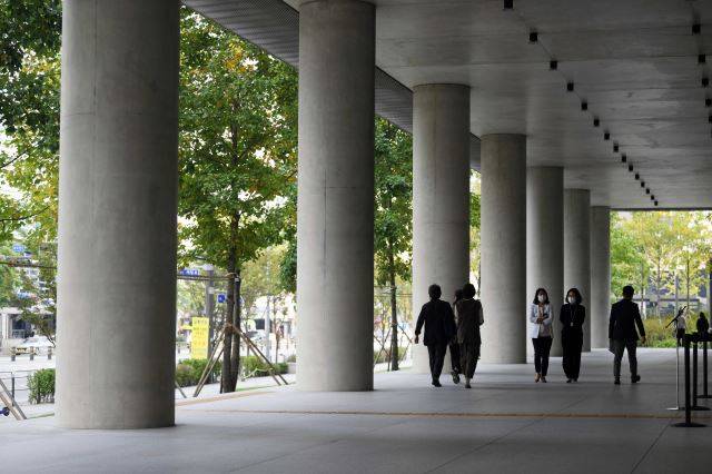 전통 건축의 회랑을 연상시키는 외부.
