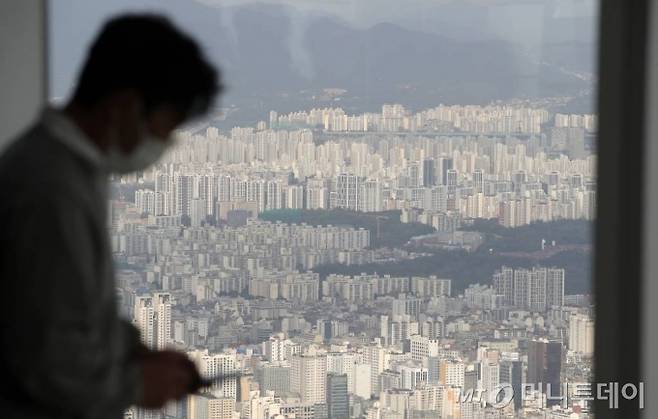 [서울=뉴시스] 박미소 기자 = 홍남기 경제부총리가 제8차 부동산시장 점검 관계장관회의에서 임대차법 시행 이후 진행되고 있는 전세난을 시인한 가운데 14일 오후 서울 송파구 롯데월드타워 서울스카이에서 서울 시내의 아파트가 보이고 있다. 2020.10.14.    misocamera@newsis.com