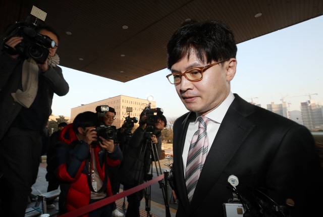 한동훈 전 대검 반부패강력부장이 추미애 법무부 장관에게 보직 변경 관련 신고를 하기 위해 지난 1월10일 경기도 정부과천청사 법무부 건물로 들어가고 있다. /연합뉴스
