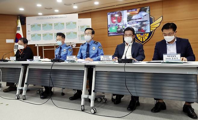 소연평도 실종 공무원 피격사건 수사 중간 결과 발표 (인천=연합뉴스) 윤태현 기자 = 윤성현 해양경찰청 수사정보국장이 22일 오후 인천시 연수구 해양경찰청에서 '소연평도 실종 공무원 북한 피격 사건' 수사에 대한 중간 결과를 설명하고 있다. 2020.10.22  tomatoyoon@yna.co.kr  (끝)