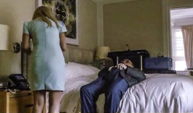 줄리아니 전 뉴욕시장이 여배우 앞에서 바지 안에 손을 넣는 모습 - 트위터 갈무리