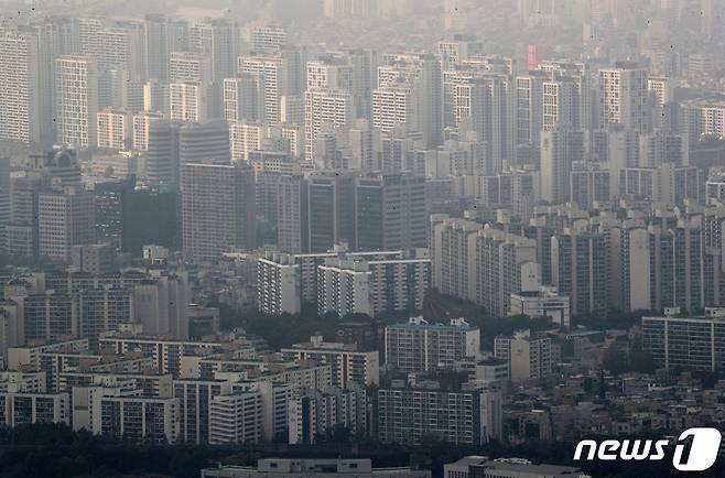 12일 한국감정원에 따르면 서울 아파트 전세금이 지난 28일 기준 전주 대비 0.09%가 올랐다. 또한, 서울 지역의 전셋값은 66주째 연속 상승세를 보이고 있다. 12일 오후 경기도 광주시 남한산성에서 바라본 서울 시내 아파트 단지 모습. 2020.10.12/뉴스1 © News1 이동해 기자