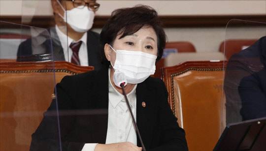 김현미(사진) 국토부 장관이 23일 열린 국토교통위원회 종합국정감사에서 답변하고 있다. <연합뉴스>