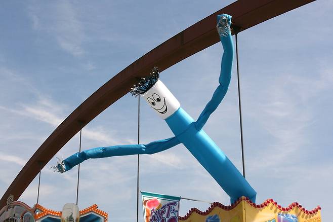 큰 덩치에 예측 못 할 움직임을 보이고 특이한 소음을 내는 춤추는 풍선 인형이 야생동물을 쫓아내는 효과가 있을지 눈길을 끈다. 프랭크 빈센츠, 위키미디어 코먼스 제공