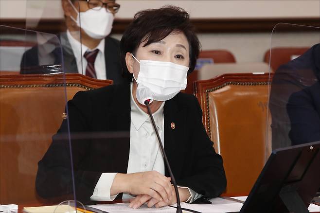 김현미 국토교통부 장관이 23일 오전 서울 여의도 국회에서 열린 국토교통위원회 종합국정감사에서 답변하고 있다. [연합뉴스]