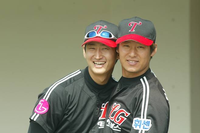 ▲ 1998년 신인드래프트에서 고졸 우선지명을 받았던 휘문고 박용택(왼쪽)과 신일고 안치용은 각각 고려대와 연세대로 진학한 뒤 2002년 LG 트윈스에 입단했다. 프로 초년생 시절 절친한 두 친구의 앳된 모습이 눈길을 끈다. ⓒLG 트윈스 제공