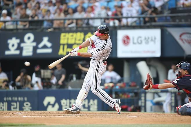 ▲ 박용택은 KBO 역사를 통틀어서도 가장 부드럽고 아름다운 스윙을 하는 타자 중 한 명으로 꼽힌다. 영감이 오면 언제 어디서든 방망이를 돌리면서 이 스윙을 만들었다. 그의 스윙을 볼 날도 얼마 남지 않았다. ⓒLG 트윈스 제공