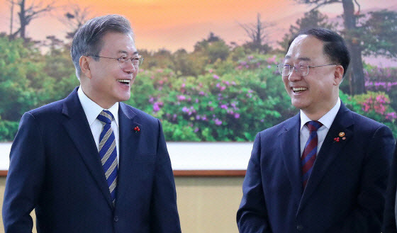 문재인 대통령은 지난 20일 청와대에서 홍 부총리로부터 최근 경제 현안을 보고받았다. 문 대통령은 홍남기 경제부총리 겸 기획재정부 장관이 오는 27일 발표되는 3분기 경제성장률(2020년 3/4분기 실질 국내총생산 속보)이 플러스로 예상된다고 보고하자 “8월 중순 이후 코로나 재확산에 따른 내수와 고용 충격에도 불구하고 경제팀이 수고를 많이 했다”고 격려했다. 연합뉴스 제공