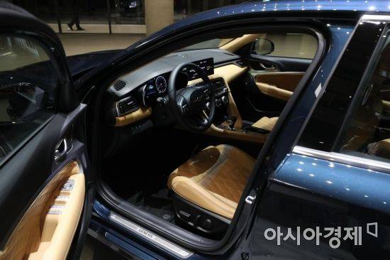 제네시스 '더 뉴 G70' 공개 행사가 20일 경기 용인시 제네시스 수지 전시관에서 열리고 있다. 더 뉴 G70은 2017년 출시된 G70의 첫 번째 부분 변경(페이스리프트) 모델이다. /문호남 기자 munonam@