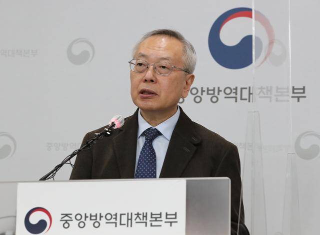 예방접종 피해조사반장인 김중곤 서울의료원 소아청소년과장이 24일 오후 충북 청주시 질병관리청에서 열린 국가 인플루엔자(독감) 예방접종 사업과 관련한 정은경 질병관리청장의 브리핑 이후 이어진 취재진의 질문에 답변하고 있다. 청주=연합뉴스