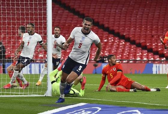 지난 8일 런던 웸블리구장에서 벌어진 잉글랜드(흰색 유니폼)와 웨일스(붉은색 유니폼)의 친선축구 경기. 잉글랜드·웨일스·스코틀랜드·북아일랜드는 같은 영국(UK)이지만 축구 등 주요 스포츠대회에선 각각의 국가대표팀이 경쟁한다. [AP=연합뉴스]