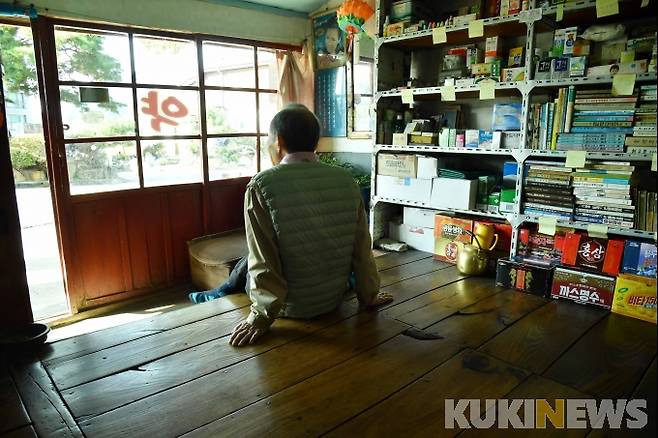 청인약방 내부 지금은 조제약이 아닌 비타민 음료와 일반의약품 일부를 판매하고 있다. 약방 선반에는 신 어르신이 마을에서 활동했을 당시 자료들이 빼곡히 꽂혀 있다.