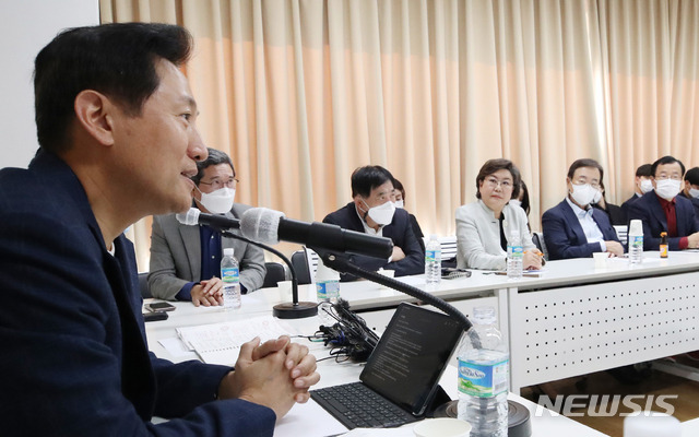 [서울=뉴시스]김명원 기자 = 오세훈 전 서울시장이  22일 서울 마포구 마포현대빌딩에서 열린 김무성 전 새누리당 대표를 주축으로 모인 '더 좋은 세상으로(마포포럼)' 정기모임에서  '어떻게 집권할 것인가'를 주제로 강연을 하고 있다. 2020.10.22. kmx1105@newsis.com