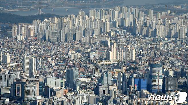 계약갱신청구권, 전·월세 상한제를 담은 새 주택임대차보호법이 지난 7월 말 시행된 후, ‘전세 대란’을 넘어 이제 월세 시장마저 들썩이고 있다. 사진은 25일 서울 송파구 롯데월드타워 전망대 서울스카이에서 바라본 아파트 단지의 모습. 2020.10.25./뉴스1 © News1 김진환 기자