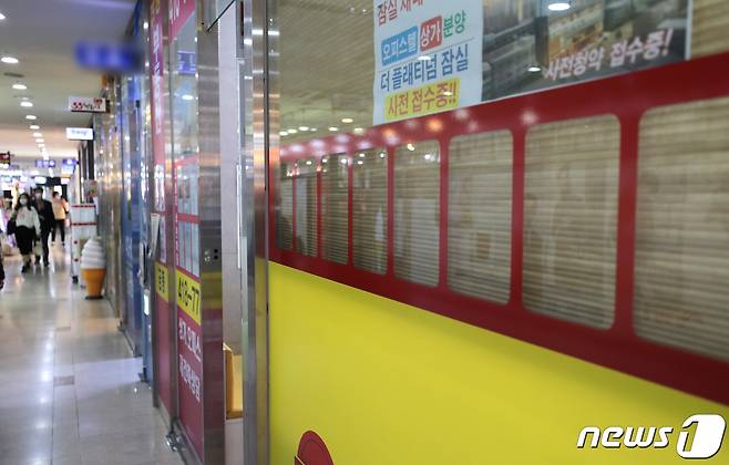 수도권 '전세 대란'이 향후 1~2년 더 지속될 것이라는 전망이 부동산 업계에서 나오면서 전세민들의 시름이 날로 깊어지고 있다. 지난 22일 서울 송파구의 한 공인중개업소 앞 매물정보란이 텅 비어있다. © News1 이성철 기자