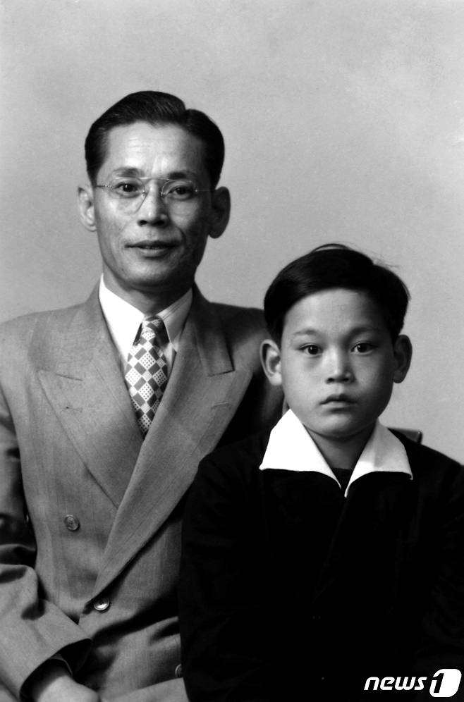 이건희 삼성그룹 회장이 25일 서울 일원동 서울삼성병원에서 별세했다. 향년 78세. 1942년에 태어난 고인(故人)은 부친인 이병철 삼성창업주 별세 이후 1987년 삼성그룹 2대 회장에 올라 삼성그룹을 이끌었다. 사진은 부친인 이병철 삼성창업주와 기념 촬영한 이건희 회장 유년모습. (삼성전자 제공)2020.10.25/뉴스1