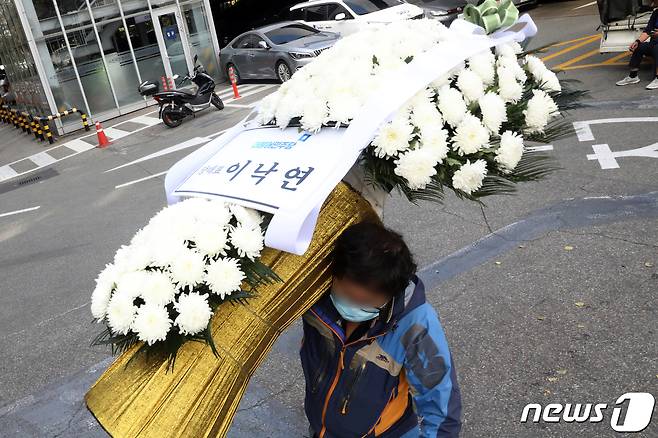 이건희 삼성그룹 회장이 별세한 25일 서울 강남구 삼성서울병원 장례식장에 이낙연 더불어민주당 대표가 보낸 근조화환이 도착하고 있다. 2020.10.25/뉴스1 © News1 황기선 기자