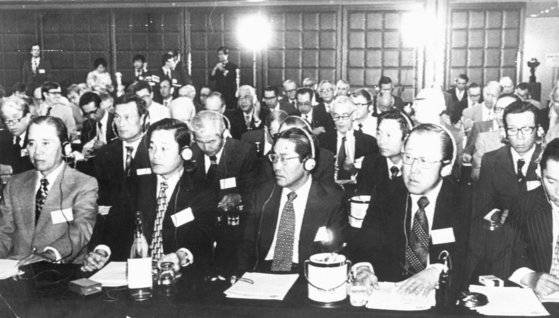 1977년 5월 국제신문발행인협회 제30차 총회에 참석하고 있는 한국대표들. 좌로부터 홍진기 중앙일보 사장, 이건희 중앙일보 이사, 장기봉 신아일보 사장, 박용희 공동통신 사장(모두 당시 직함). 사진 중앙포토