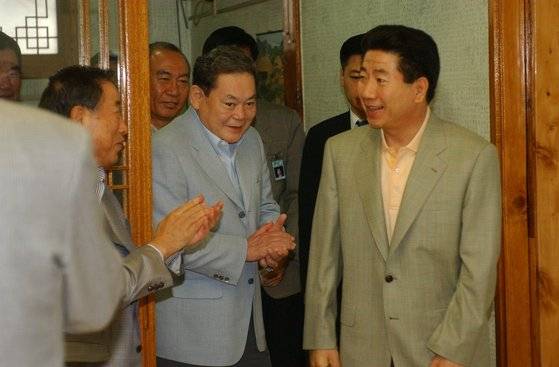 2003년 6월 노무현 대통령의 방미ㆍ방일 수행 경제계 인사를 초청한 오찬 모임이 서울 종로구 효자동 토속촌 식당에서 열렸다. 노무현 대통령과 이건희 삼성 회장. 사진 중앙포토