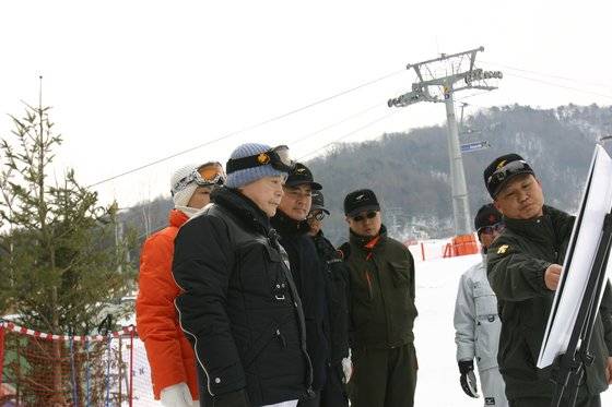2007년 국제올림픽위원회(IOC) 실사단은 강원도 평창의 경기시설과 준비 상황을 종합 점검했다. 당시 IOC 위원인 이건희 삼성 회장이 평창 휘닉스파크에서 준비 상황을 보고받고 있다. 평창은 2014년 동계올림픽 유치에 실패했지만 2018년 유치에 성공했다. 사진 중앙포토
