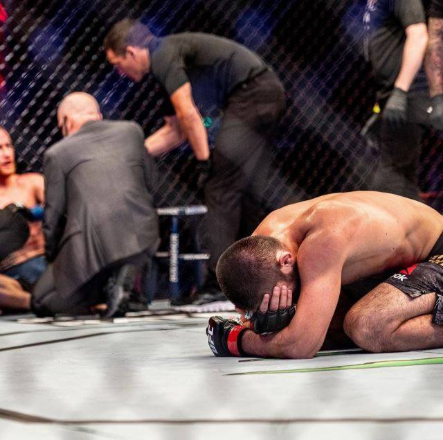 하빕 누르마고메도프가 게이치를 누르고 29연승을 달성한 뒤 지난 7월 세상을 떠난 아버지를 생각하며 울음을 터뜨리고 있다. UFC 인스타그램 캡처