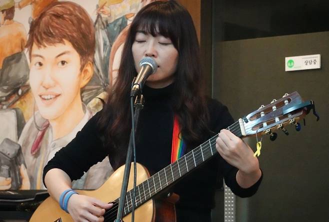 ▲싱어송라이터 시와가 24일 고 이한빛 PD 4추기 추모제에서 노래 공연하고 있다. 사진=김예리 기자
