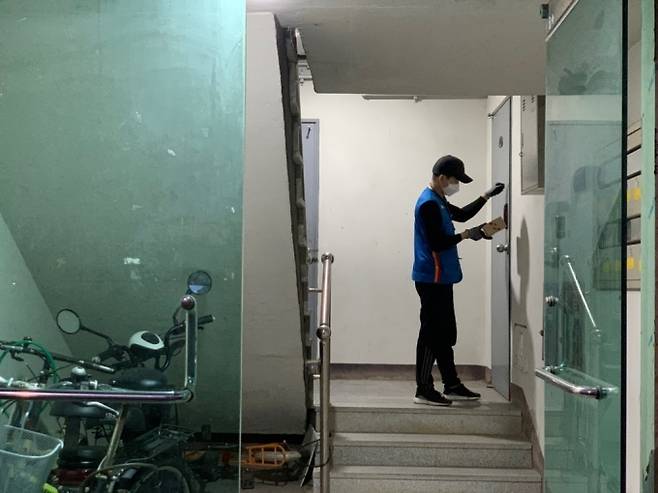 22일 오후 7시쯤 충남 서산시 모처에서 배송 업무를 하고 있는 택배기사 박모씨(35)./사진=이강준 기자