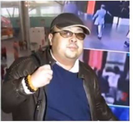 2017년 2월 암살된 김정남과 말레이시아 콸라룸푸르 공항에서의 그의 마지막 모습을 담은 CCTV 영상들을 합성했다.