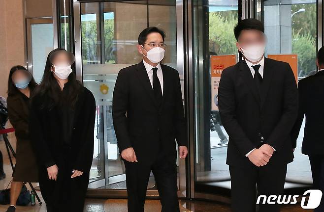 이재용 삼성전자 부회장과 딸 이원주양(이 부회장 사진 좌측), 아들 이지호씨(이 부회장 우측)가 지난 25일 서울 강남구 삼성서울병원 장례식장에 마련된 故 이건희 삼성그룹 회장의 빈소로 이동하고 있다. 2020.10.25/뉴스1 © News1 임세영 기자