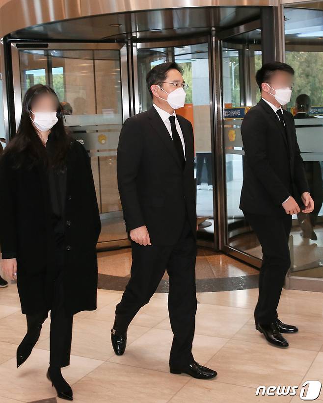 이재용 삼성전자 부회장과 딸 이원주양(이 부회장 사진 좌측), 아들 이지호씨(이 부회장 우측)가 지난 25일 서울 강남구 삼성서울병원 장례식장에 마련된 故 이건희 삼성그룹 회장의 빈소로 이동하고 있다.  2020.10.25/뉴스1 © News1 황기선 기자