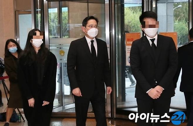 이건희 삼성그룹 회장이 별세한 25일 서울 강남구 삼성서울병원 장례식장에 이재용 삼성전자 부회장이 딸 이원주양, 아들 이지호씨와 빈소로 향하고 있다. [사진=정소희 기자]