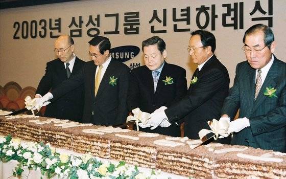 2003년 이건희 삼성 회장(가운데)과 그룹 회장단이 신년 축하 시루떡을 자르고 있다. 왼쪽부터 당시 삼성종합기술원 임관 회장, 삼성라이온즈구단주 현명관 회장, 이건희 회장, 삼성사회봉사단장 이수빈 회장, 삼성전자 윤종용 부회장