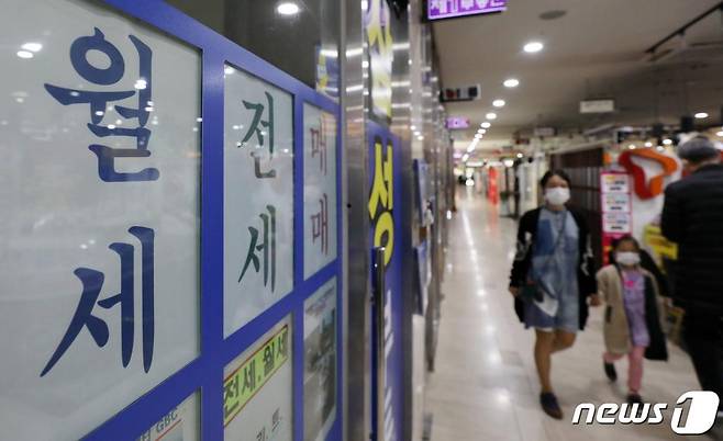 (서울=뉴스1) 김진환 기자 = 계약갱신청구권, 전·월세 상한제를 담은 새 주택임대차보호법이 지난 7월 말 시행된 후, ‘전세 대란’을 넘어 이제 월세 시장마저 들썩이고 있다.   KB국민은행에 따르면 지난달 서울 아파트 월세가격지수는 전월 대비 0.78% 급등, 관련 통계를 작성하기 시작한 2016년 1월 이후 4년 8개월 만에 최고치를 기록했다. 전월(0.12%) 대비 상승률이 6배 이상으로 치솟았다. 월 0.78% 상승세가 1년간 이어지면 전체 월세 시장의 평균 가격이 10% 가까이 오르는 셈이다. 수도권 월세 상승률도 지난달 0.67%로 역대 최고치를 기록했다.   사진은 25일 서울 시내 한 부동산 공인중개업소의 모습. 2020.10.25./뉴스1