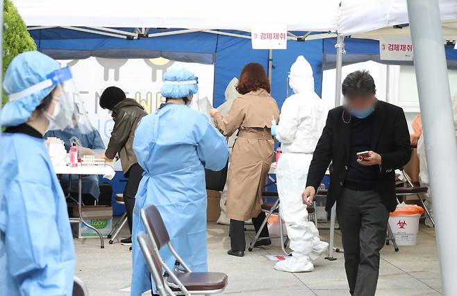 서울 강남구 대치2동 주민센터 앞에 설치된 선별진료소에서 관내 학원강사들이 진단검사를 받고 있다./사진=뉴스1 이성철 기자