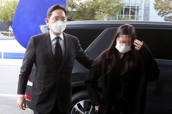 이재용 삼성전자 부회장이 지난 25일 오후 이건희 삼성그룹 회장의 빈소가 마련된 서울 강남구 삼성서울병원 장례식장으로 들어서고 있다. [연합]