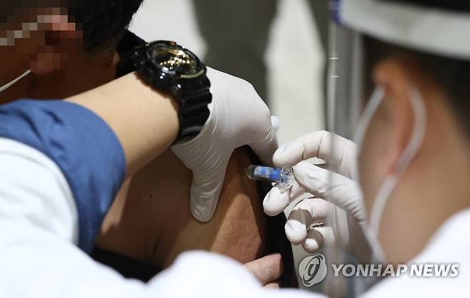 독감 예방 주사 맞는 시민들 (서울=연합뉴스) 류영석 기자 = 만 62세부터 69세 어르신에 대한 무료 인플루엔자(독감) 백신 예방접종이 시작된 26일 오전 서울 강서구 한국건강관리협회 건강증진의원 서울서부지부을 찾은 시민이 예방접종을 하고 있다. 2020.10.26 ondol@yna.co.kr