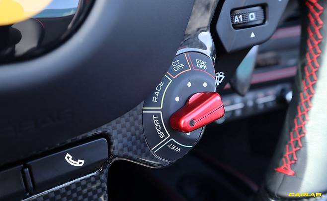 GT카를 표방하는 GTC4루쏘 T는 ‘컴포트’가 기본이지만, 스포츠카 F8은 ‘스포츠’가 기본이다. 당연하게도