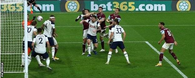 케인은 번리전에서 도움뿐만 아니라 실점 위기도 막아냈다