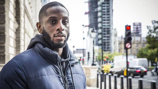 라시드는 조종사 훈련을 계속하기 위해 6만 파운드를 마련해야 한다