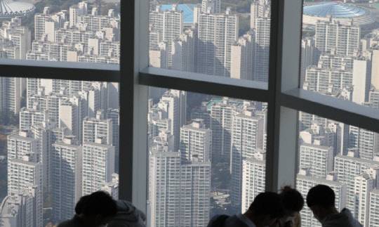 아파트 전세난에 2~3년 전 분양됐던 아파트 가격보다 현재 전세시세가 수억원씩 더 비싼 상황이 나오면서 세입자들의 고민이 깊어지고 있다. 사진은 서울 아파트 단지 전경. 



<연합뉴스>
