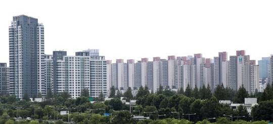 정부가 공시가격 현실화율을 90%까지 끌어올리면 강남 고가주택 보유자의 보유세 부담이 5년 뒤 최고 3배까지 급등할 전망이다. 사진은 서울 반포동 아크로리버파크 전경. <연합뉴스>