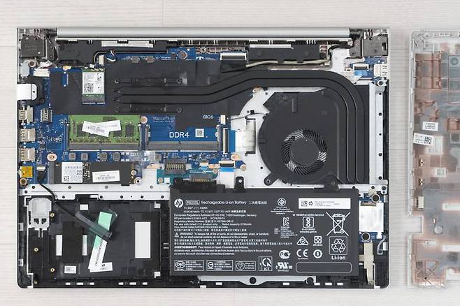 HP 프로북 455 G7 하단을 개방한 상태. 출처=IT동아