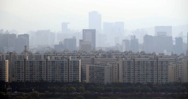 10월 셋째주 전국 아파트 전세수급이 관련 통계 집계 이래 최악의 ‘전세부족’으로 나타났다. 서울 아파트 전세거래지수는 2009년 이후 최저치를 기록하는 등 전세시장 수급불균형을 고스란히 드러냈다. 사진은 서울 성동구 응봉산에서 바라본 강남 일대 아파트 단지. [연합]