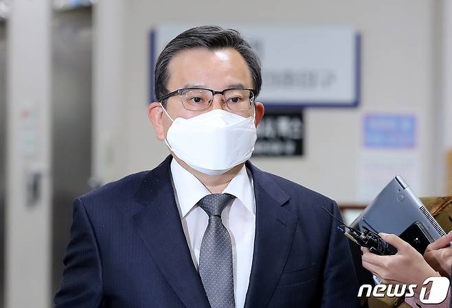 김학의 전 법무부 차관이 28일 오후 서울 서초구 서울고법에서 열린 항소심 선고공판에 출석하고 있다. 2020.10.28/뉴스1 © News1 박지혜 기자