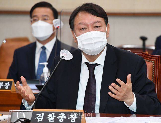 윤석열 검찰총장이 22일 국회에서 열린 법제사법위원회 대검찰청 국정감사에서 질의에 답변하고 있다. ⓒ데일리안 박항구 기자