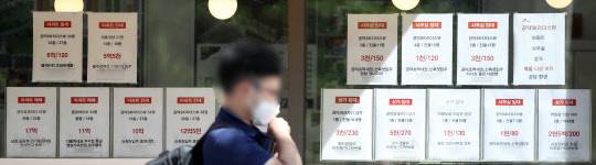 계약갱신청구권제와 전월세상한제를 골자로 한 새 임대차법이 시행되면서 전세 매물이 귀해지고, 가을 이사철까지 맞물리면서 전셋값 상승 여파가 원룸뿐 아니라 오피스텔 시장에까지 영향을 미치고 있다.  



연합뉴스