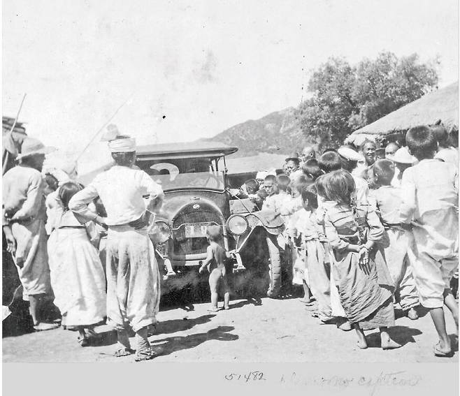 ‘19’ 번호판을 단 여객화물 자동차가 공주 시내에 도착하자 남녀노소가 차 구경하러 몰려 나왔다. 1921년 번호판이 세자리가 되기 전까지 전국의 여객화물 자동차는 70~80대에 불과했다.