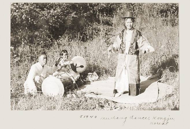 무당이 굿을 하고 있다.