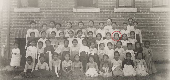 1915년 7월 공주학교 여학생과 교사들이 단체사진을 찍었다. 앞에서 세번째 줄, 오른쪽 세번째 여학생이 유관순 열사의 모습과 비슷해 보인다.&nbsp; ※ 이미지를 누르면 크게 볼 수 있습니다.